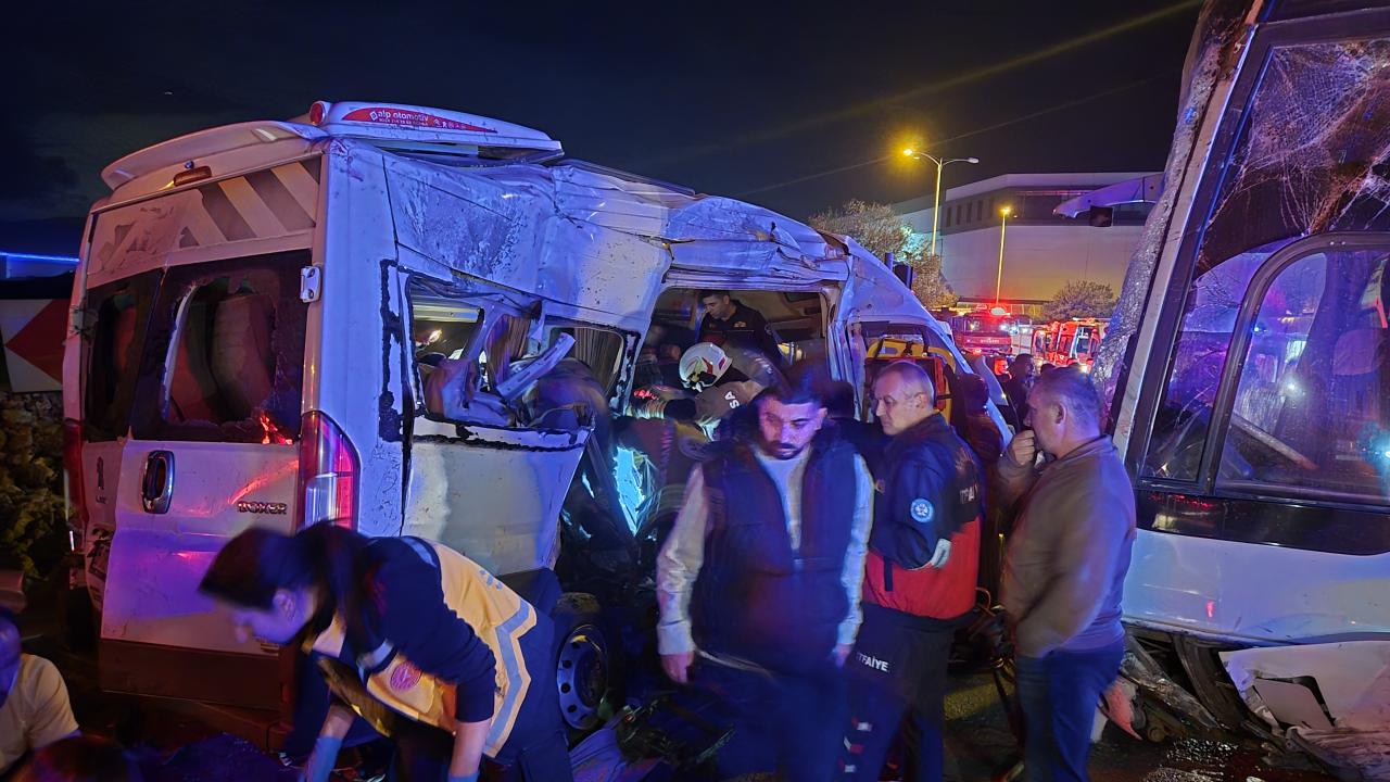 İki işçi servisinin çarpıştığı kazada 13 kişi yaralandı