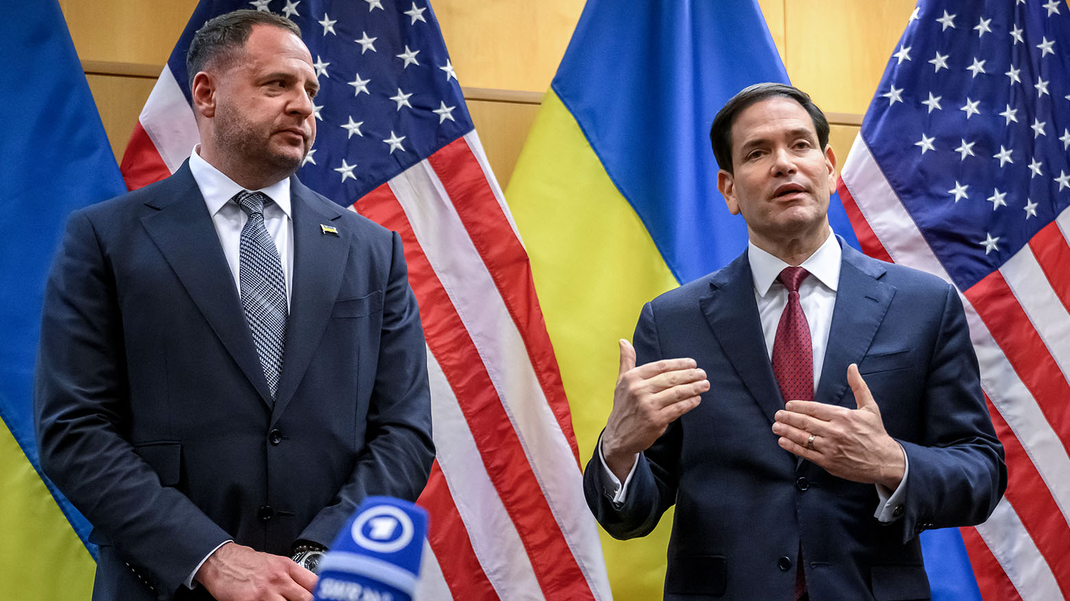 واشنطن وكييف تؤكدان أن أي اتفاق سلام محتمل يجب أن "يحترم بالكامل" سيادة أوكرانيا