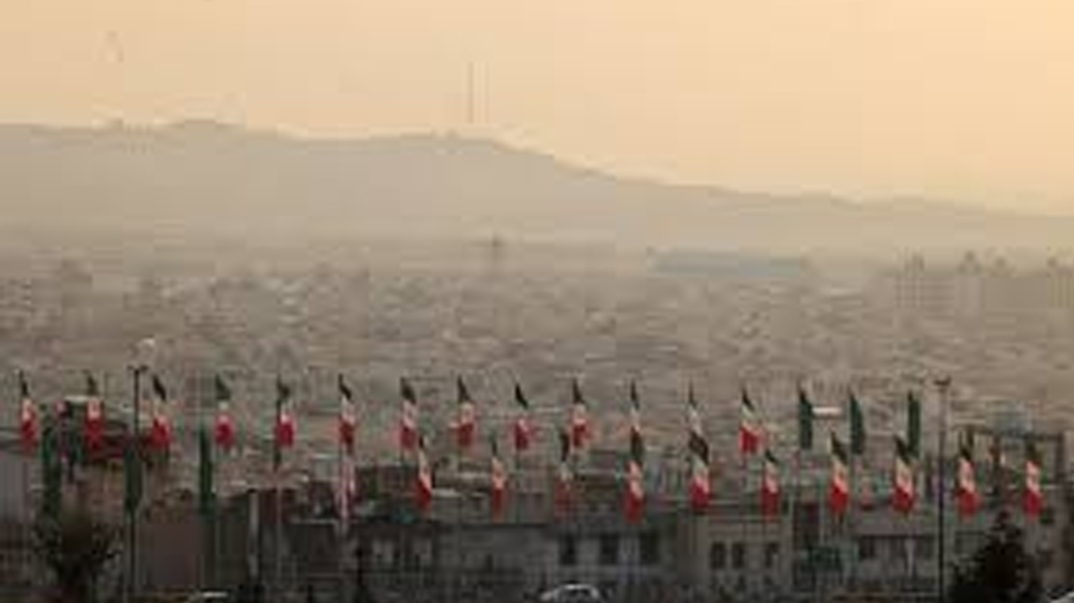 وضعیت قرمز در پایتخت ایران و  تشدید آلودگی هوا و هشدار پایداری جوی در ۸ کلان‌شهر