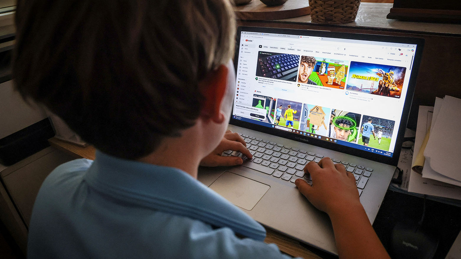 سنابتشات يبدأ التحقق من الأعمار في أستراليا قبل سريان قانون يحظر استخدام الأطفال لوسائل التواصل