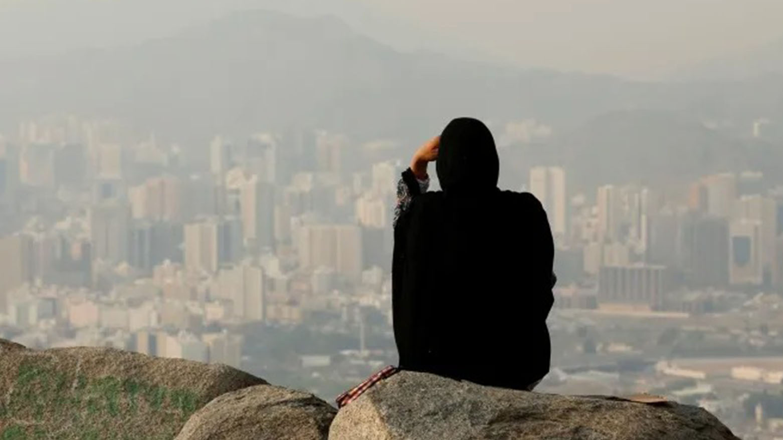 المرأة بين القهر الاجتماعي وغياب الندية: رؤية في أزمة الوعي الشرقي