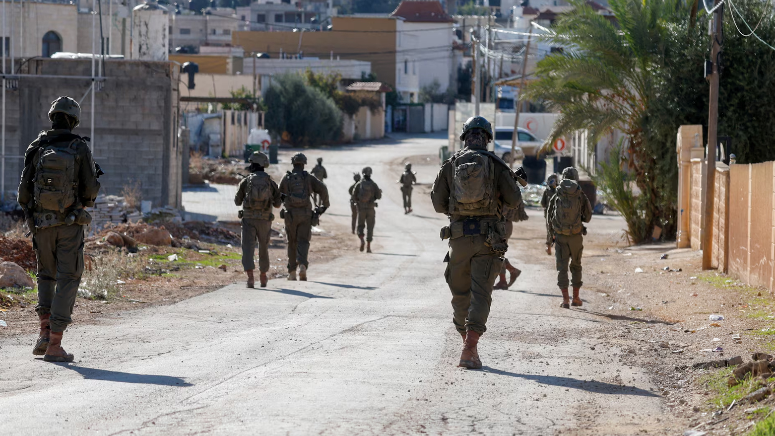 دەستەیەک سەربازی ئیسرائیل لە شەقامێکی شاری تووباس. وێنە: ڕۆیتەرز