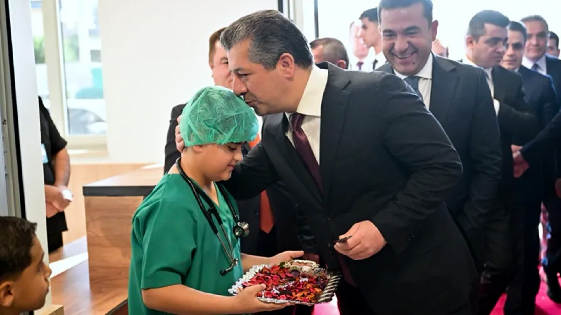 مسرور بارزانی، نخست‌وزیر اقلیم کوردستان در حال بوسیدن یک بیمار تالاسمی
