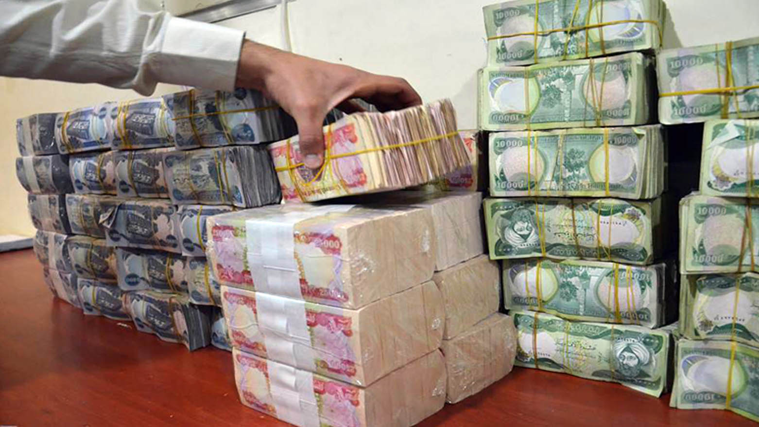 تەمومژی دیارنەمانی 934 ملیار دینار؛ لە نێوان ڕەتکردنەوەی وەزارەتی بازرگانی و تووڕەیی شەقامی عێراقیدا