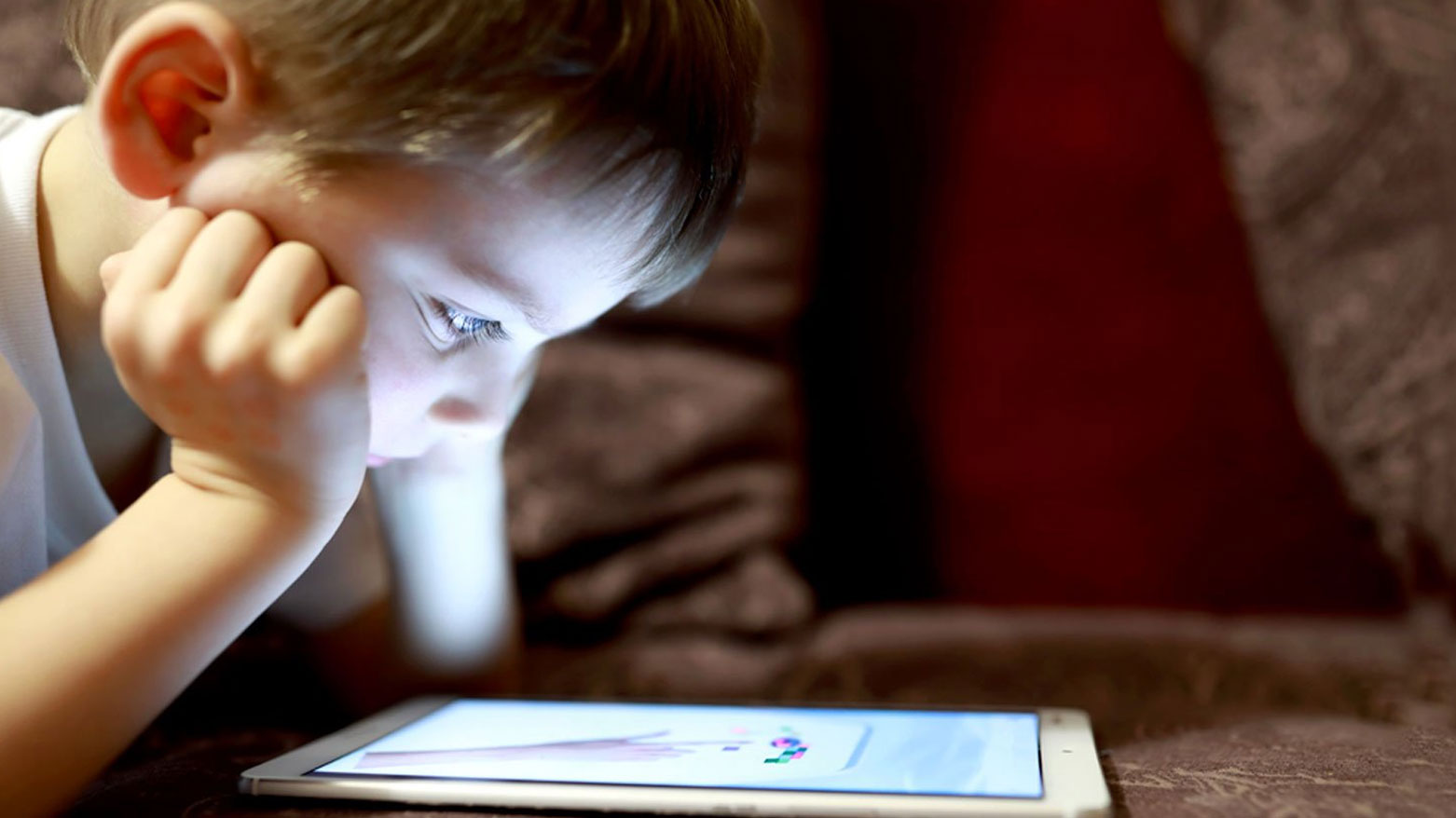 طفولة تضيئها الشاشات الزرقاء وجيل يتعلّم الحياة من خلف النوافذ