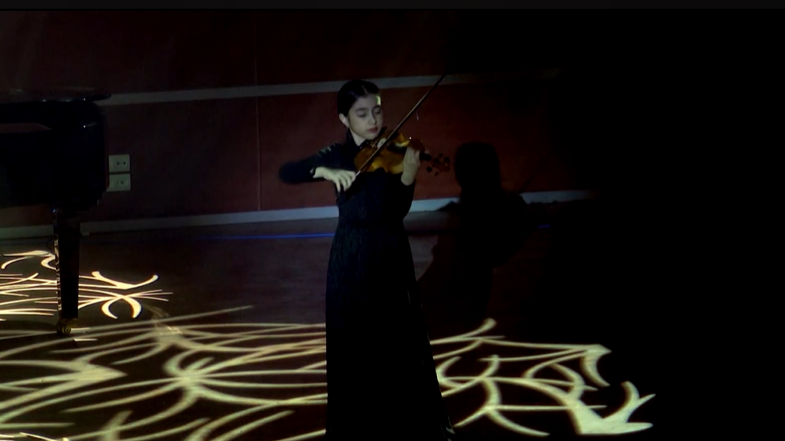 On yaşındaki kız çocuğu Süleymaniye'de konser verdi