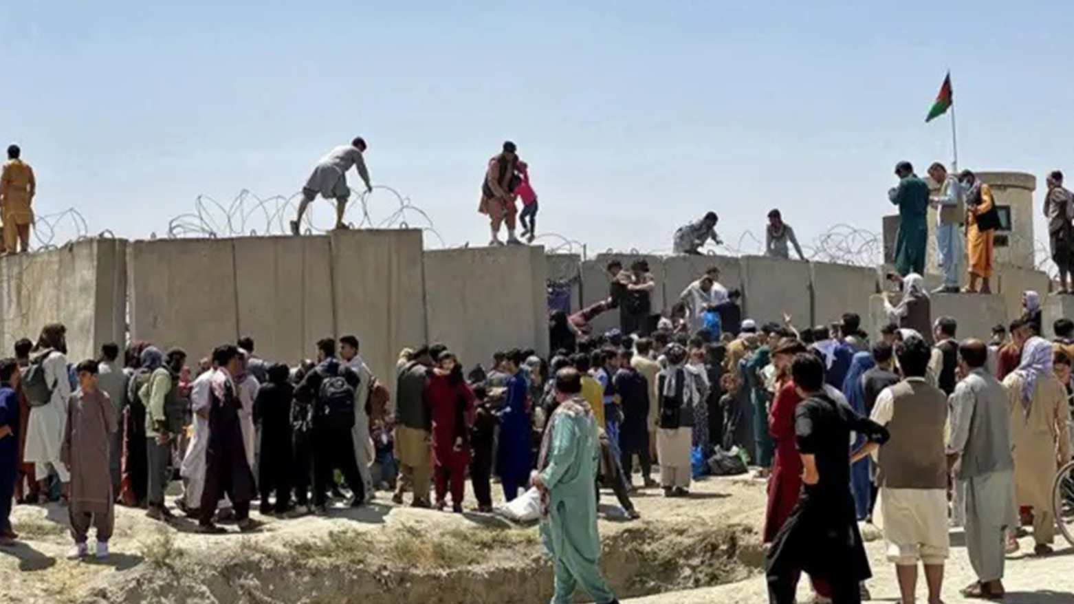 عکس آرشیوی مهاجران افغانستانی در حال عبور از مرز با یران