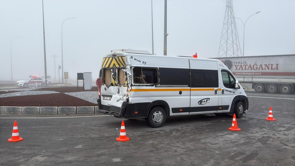 Öğrenci servisi, tır ve hafif ticari araçla çarpıştı: 20 yaralı