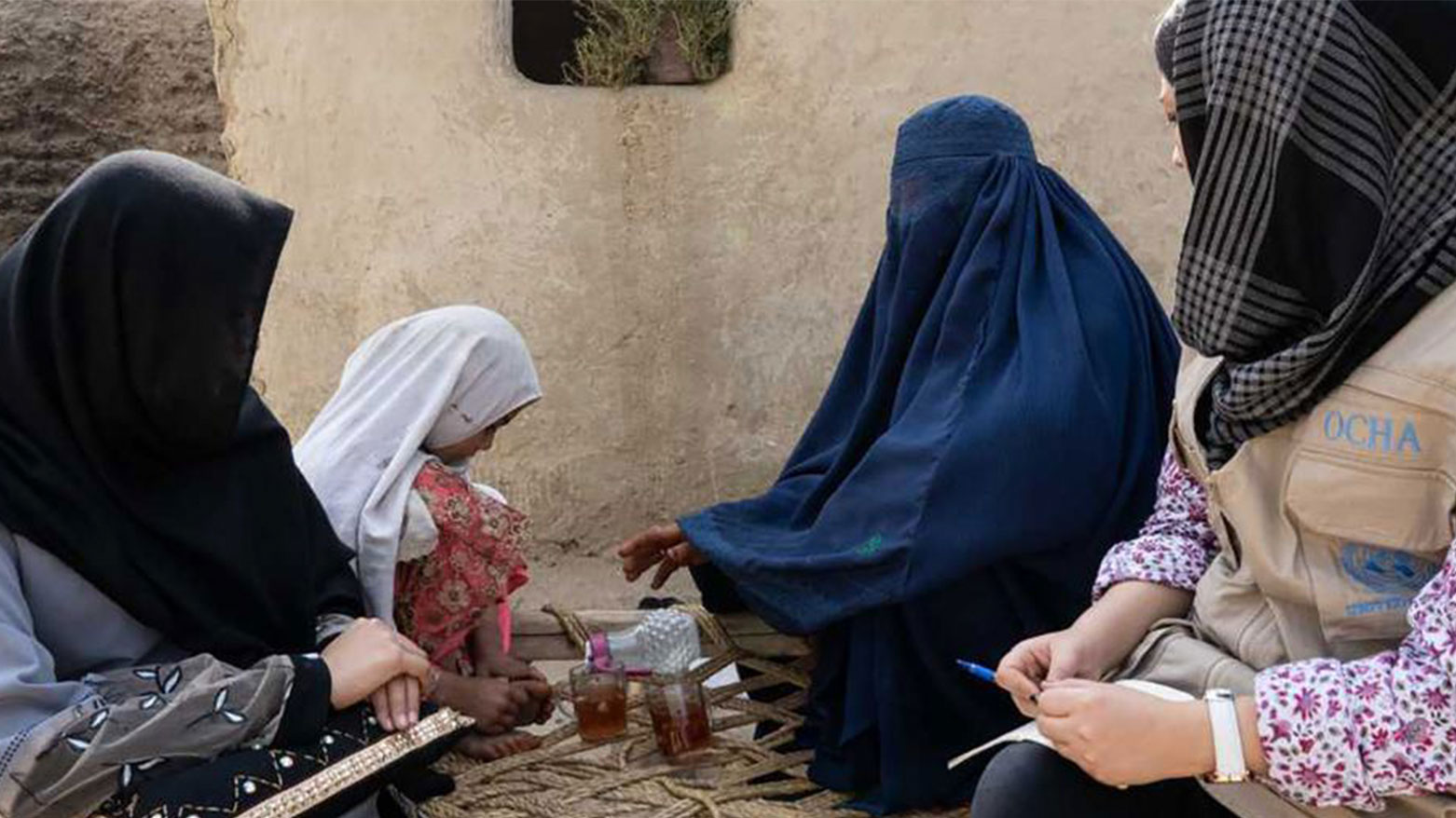 A staff member with the UN Office for the Coordination of Humanitarian Affairs (OCHA) speaks with displaced women in the eastern province of Nangahar in Afghanistan. (Photo: UN)