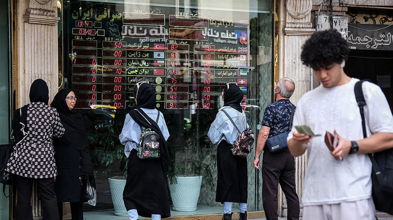 ادامه‌ی روند صعودی قیمت دلار و طلا در بازار آزاد ایران