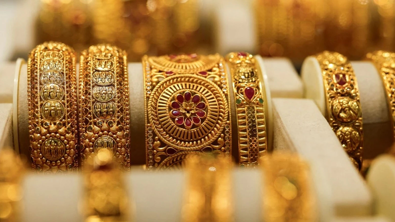 أسعار الذهب تصعد بفعل تزايد التفاؤل بخفض المركزي الأمريكي للفائدة