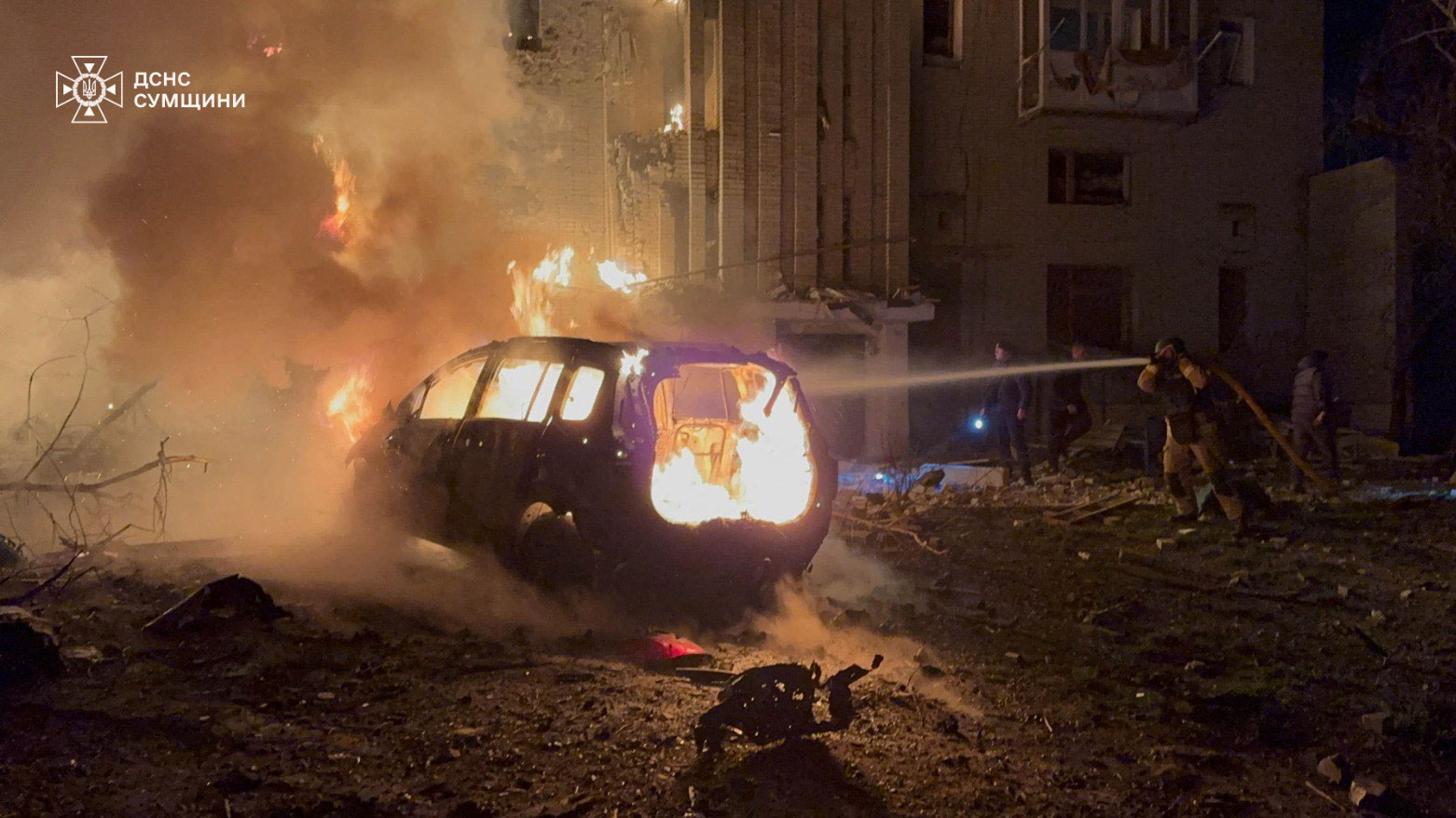 رجال إطفاء يخمدون حريق اندلع إثر هجوم بطائرة مسيرة على مبنى سكني في أوختيركا، منطقة سومي بأوكرانيا (فرانس برس)