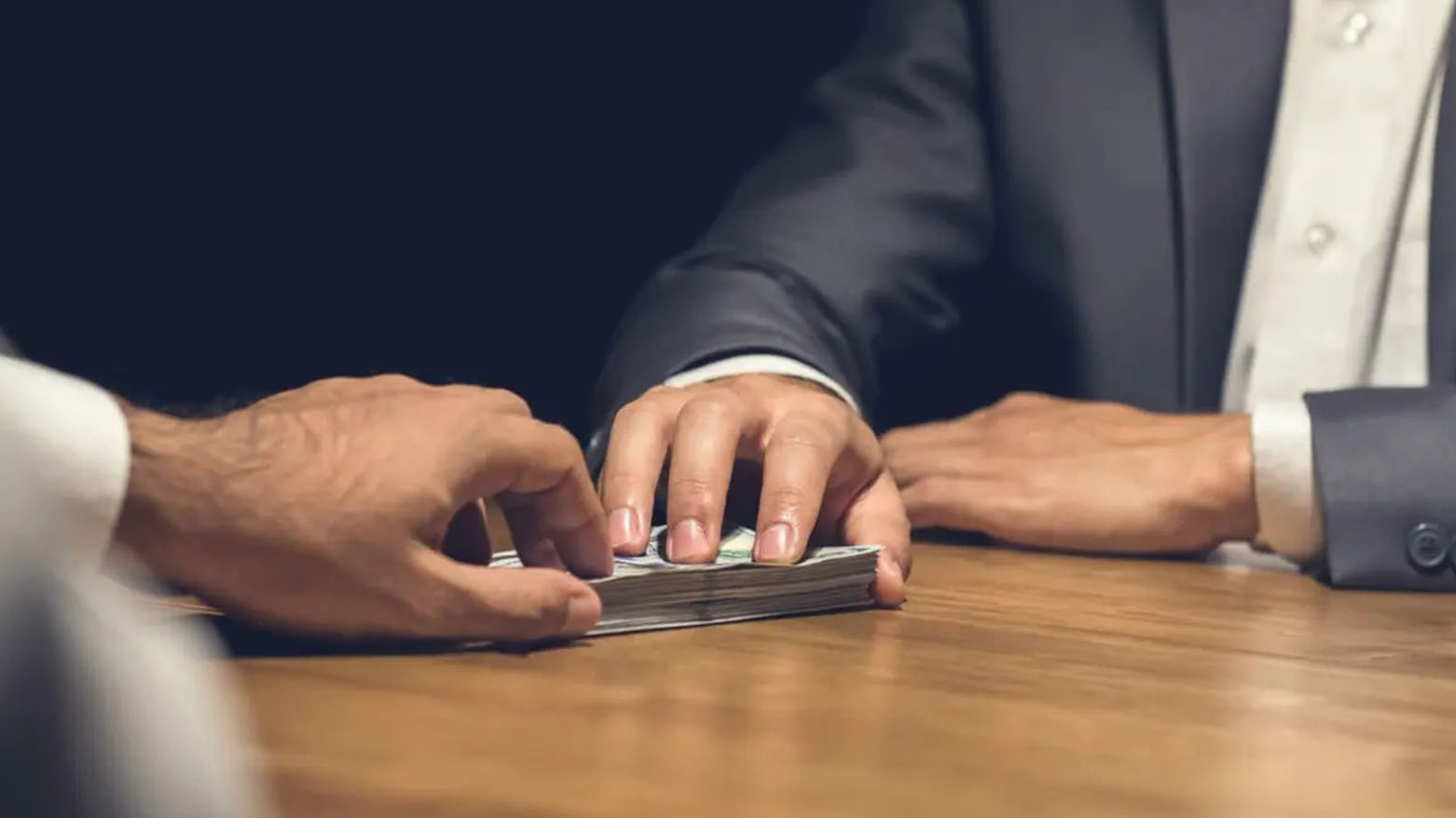 رواتب وامتيازات السلطة المتضخمة مفتاح الفساد!