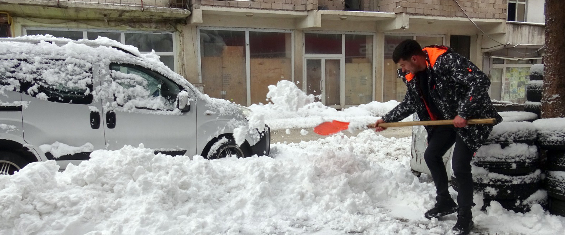 بەفر ڕێگەکانی قەرسی داخستووە