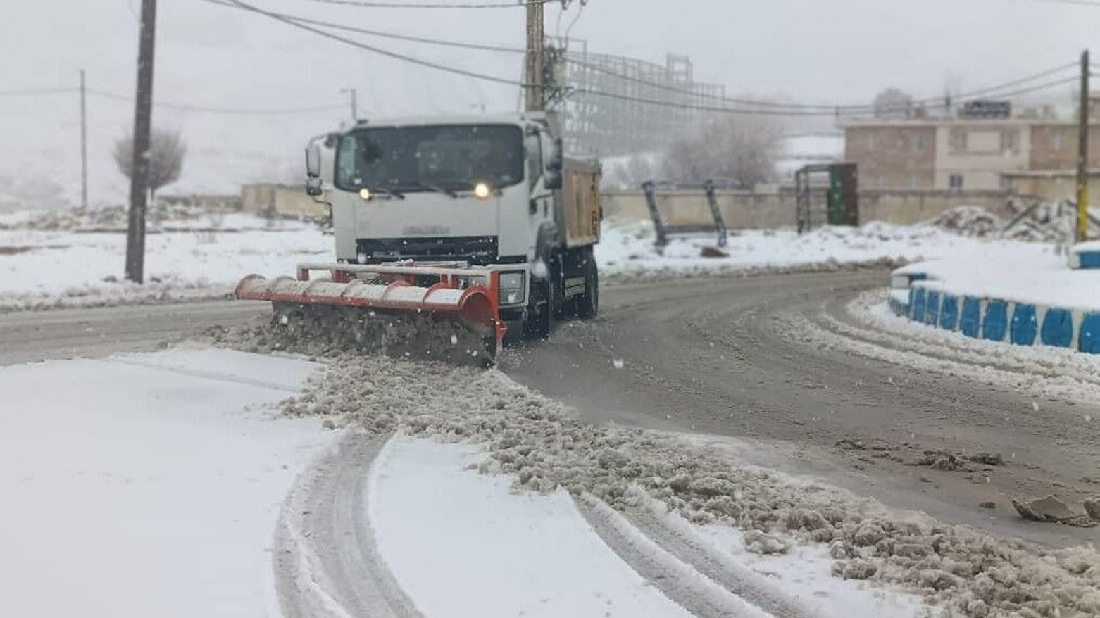 سنە.. بەفر ڕێگەی 40 گوندی داخست
