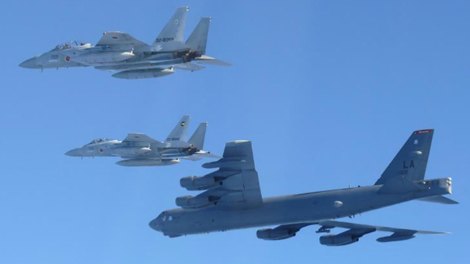 مناورات جوية يابانية أميركية بعد دوريات مشتركة لطائرات روسية وصينية