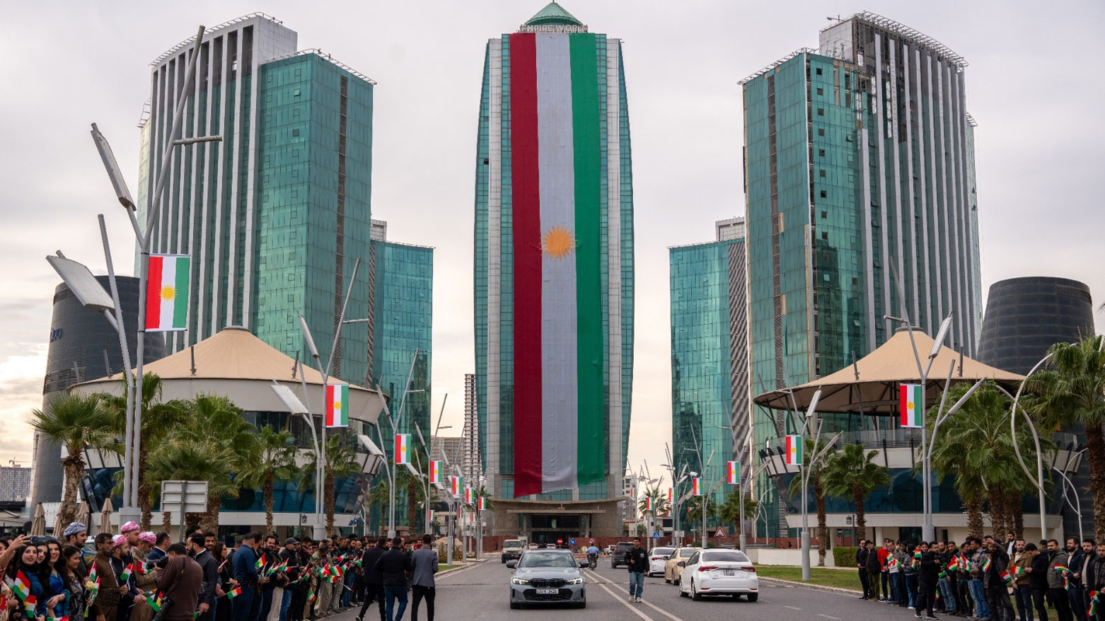 مواطنون يحيون يوم علم كوردستان في أربيل