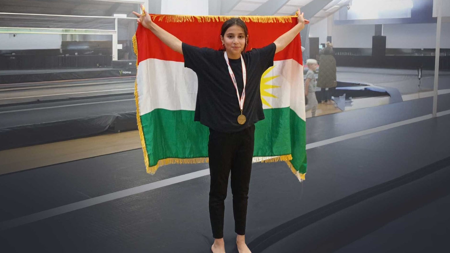 بين الذهب والهوية.. قصة طالبة كوردية تحولت إلى "أيقونة" في مدارس الدنمارك 