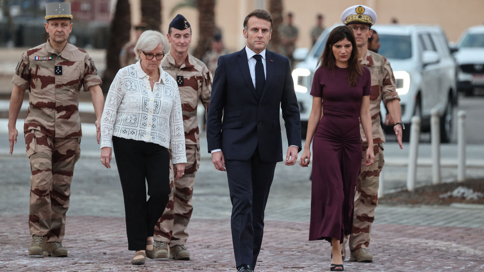 امانوئل مکرون، رئیس جمهور فرانسه و شماری از مقامات آن کشور در مراسم نظامی در پایگاه هنگ پنجم کویراسیه در شهر نظامی زاید در امارات، ۲۱ دسامبر ۲۰۲۵ – عکس: ای‌اف‌پی