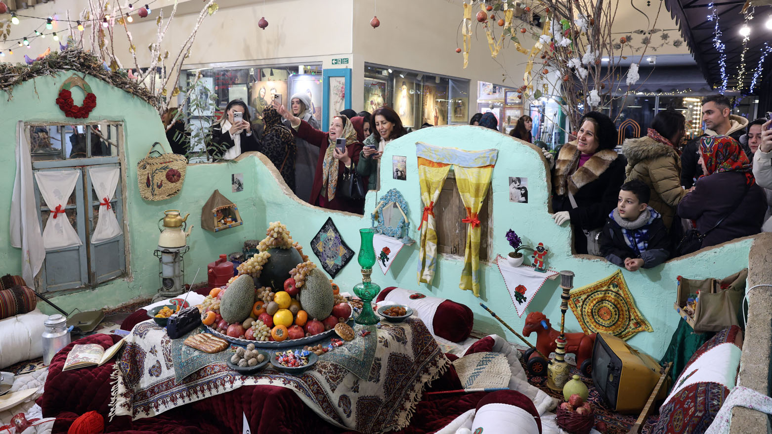 شماری از ایرانیان در شمال تهران در حال برگزاری جشن یلدا، ۲۰ دسامبر ۲۰۲۵ – عکس: ای‌اف‌پی