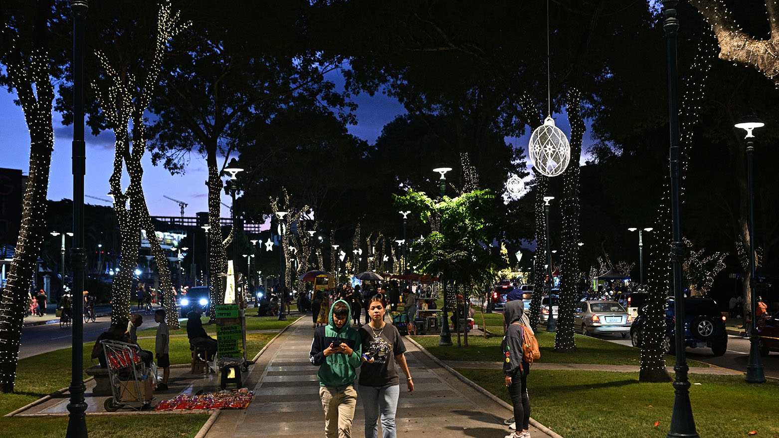 فنزويليون يحاولون تجاهل خطر هجوم أميركي محتمل على بلادهم ببهجة عيد الميلاد