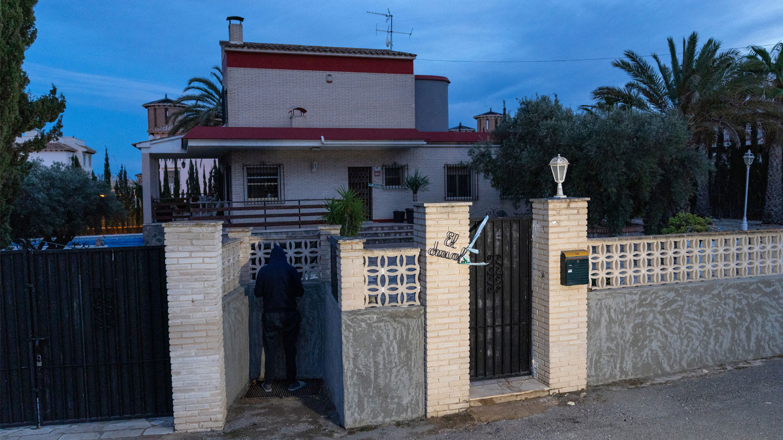 يمكن رؤية آثار الدماء على الأرض أمام مدخل المنزل الذي قُتل فيه مواطنان ألمانيان في مدينة إلتشي (فرانس برس)