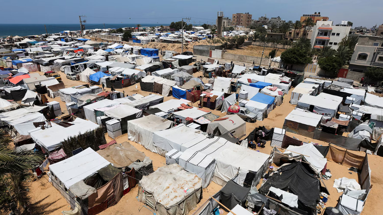 خيم لإيواء فلسطينيين في قطاع غزة (رويترز)