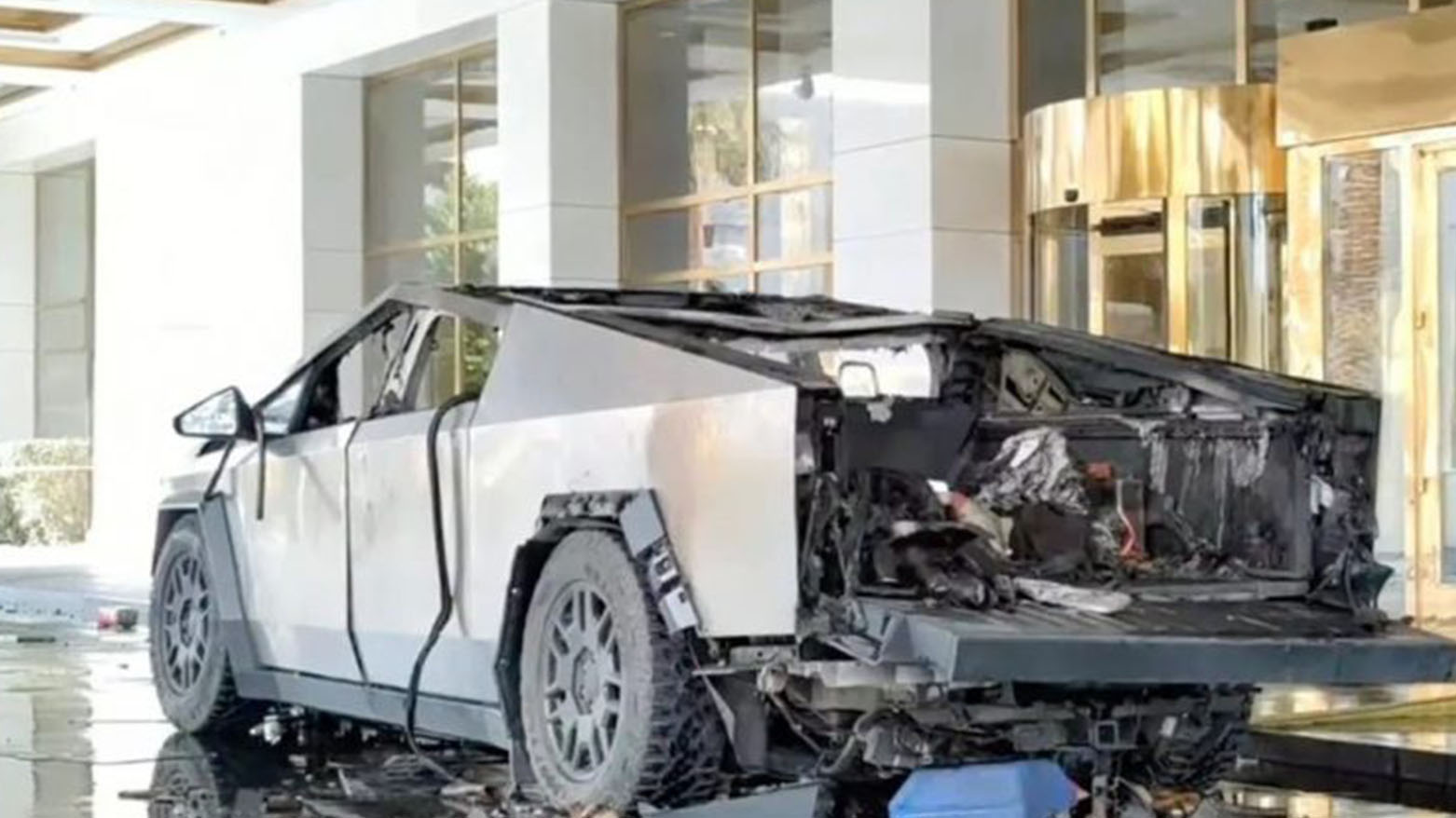 السلطات الأميركية تحقق في صعوبة فتح أبواب سيارات تيسلا بعد تعرضها لحوادث