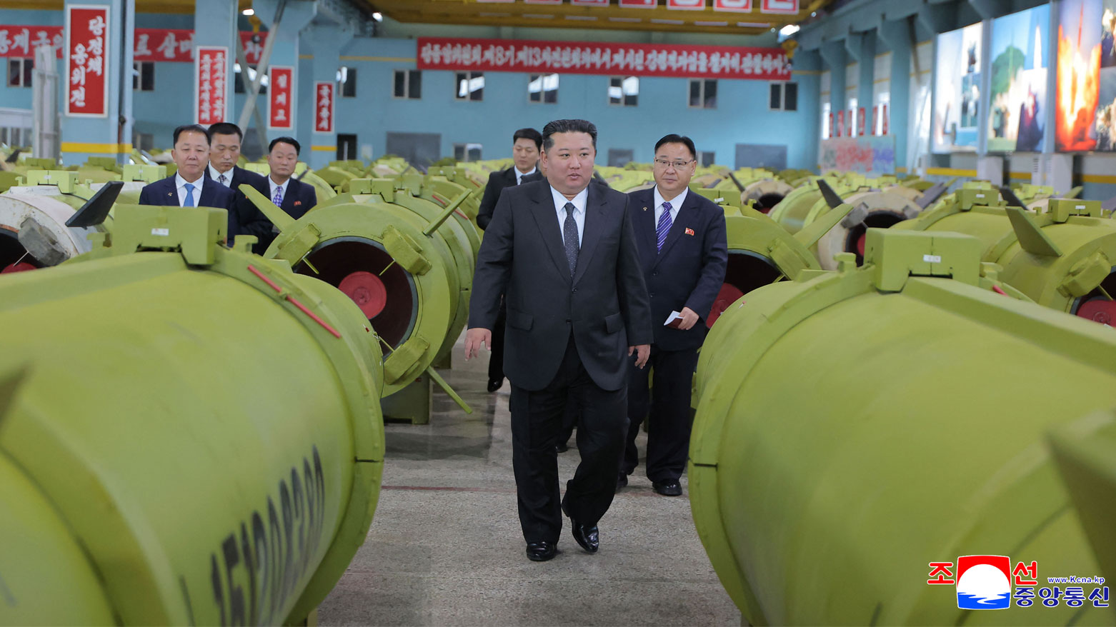 كيم جونغ أون يزور شركات صناعة الذخائر الكبرى للاطلاع على إنتاج الصواريخ والقذائف في كوريا الشمالية (فرانس برس)