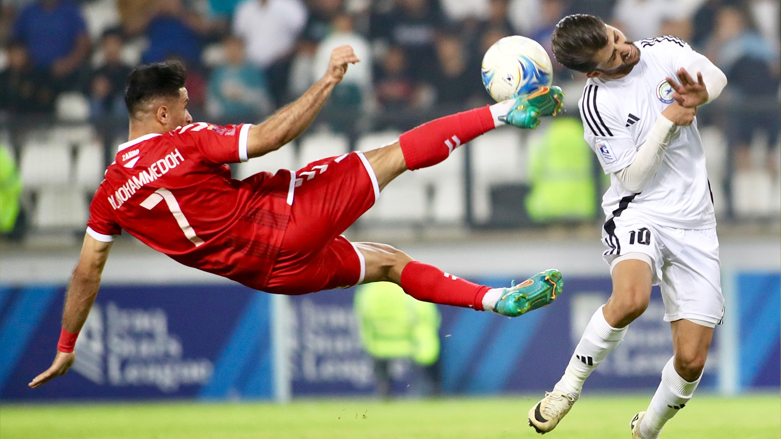 ناسر محەمەدۆ هێرشبەری زاخۆ لێدانێكی بەهێز ئاراستە دەكات و حوسێن عەبدولكەریم هێرشبەری زەورا دەیەوێت بە لێدانی سەر رێگری لێ بكات