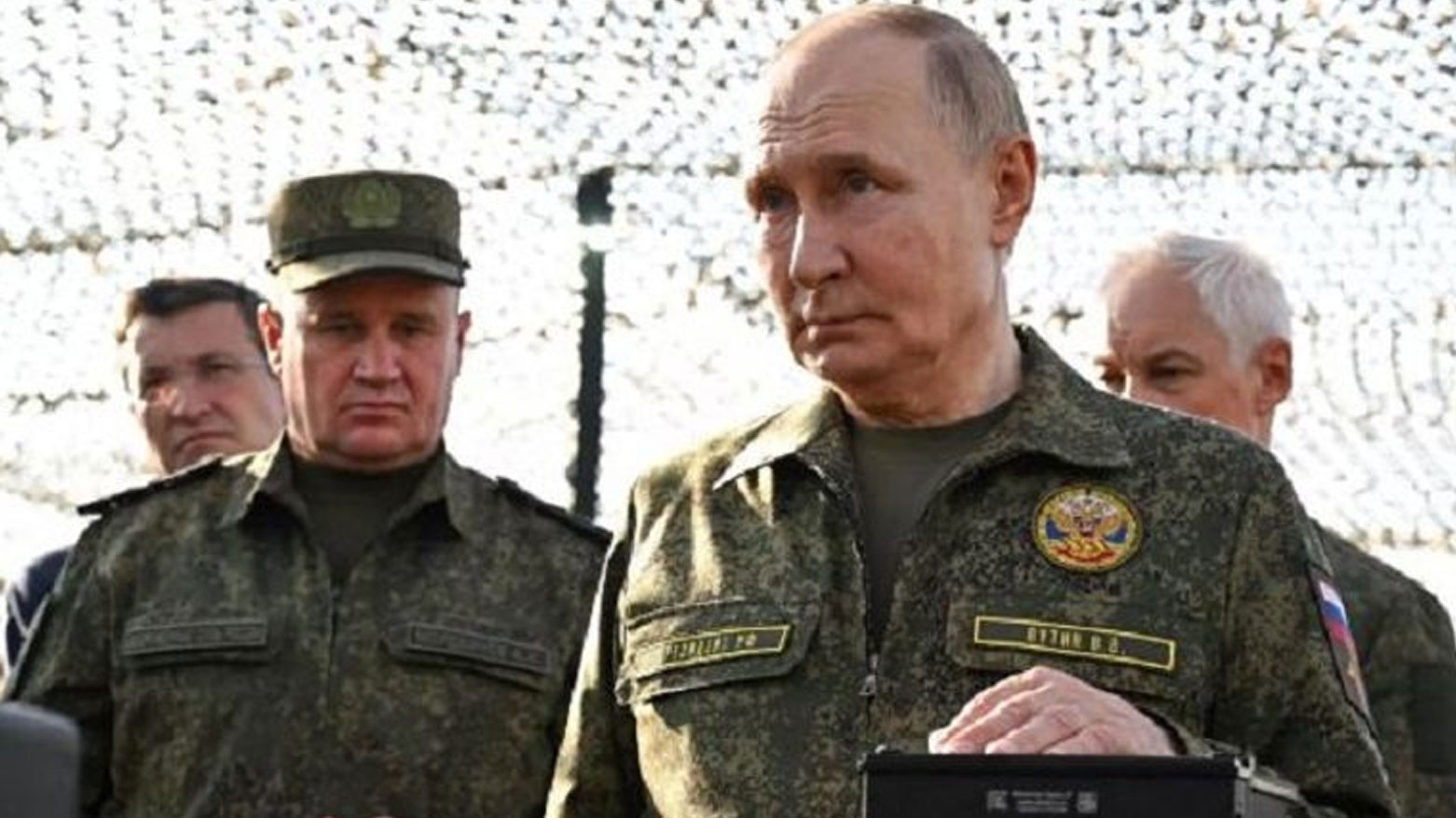 بوتين على الجبهة بالزي العسكري.. "رسالة حاسمة" قبل قمة ترامب وزيلينسكي