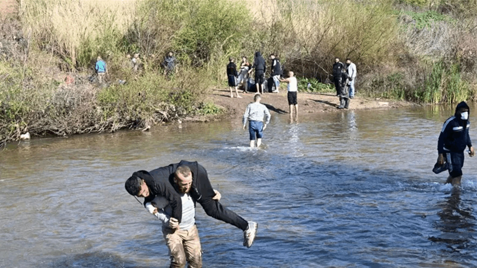 غرق سوريين أثناء عبور نهر حدودي بين لبنان وسوريا وسط فيضانات