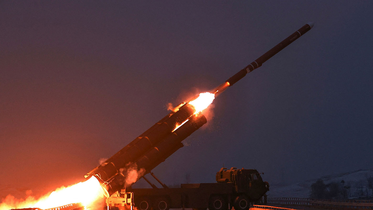 كوريا الشمالية تجري تجربتين لصاروخَي كروز بعيدَي المدى 