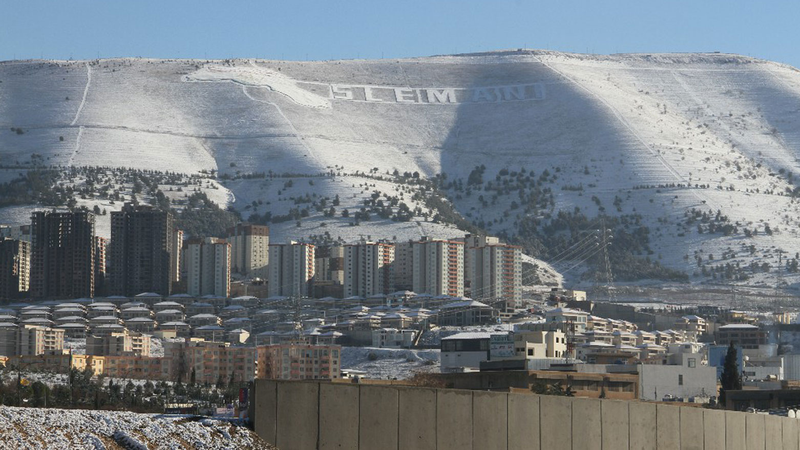 بارینی بەفر لە سەنتەری شاری سلێمانی (ئەرشیف)