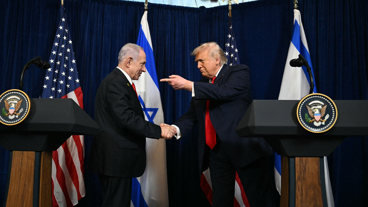 ترەمپ و ناتانیاهۆ، دوای تەواوبوونی کۆبوونەوەکەی نێوانیان لە فلۆریدا (وێنە: AFP)