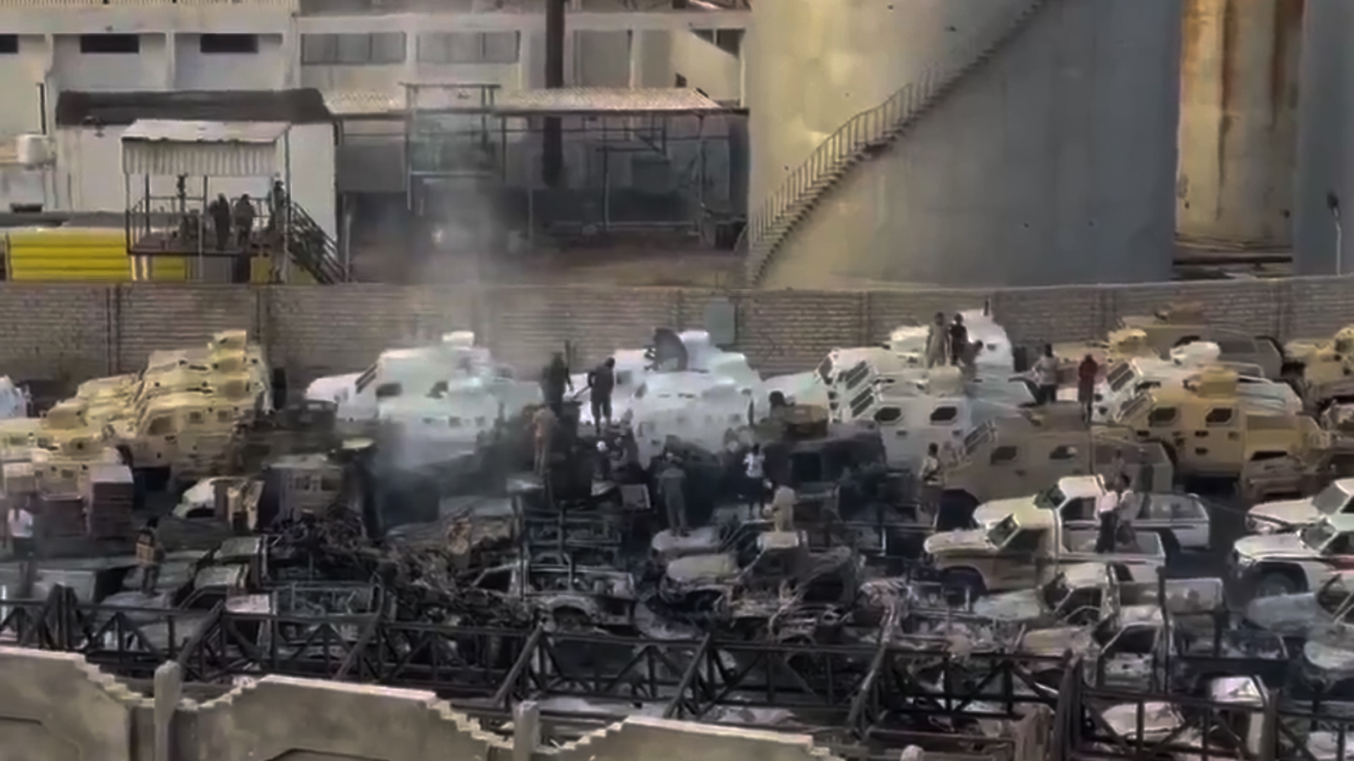 ‌ سعوودیە بەندەری موکەلا ی لە یەمەن بۆمباران کرد.