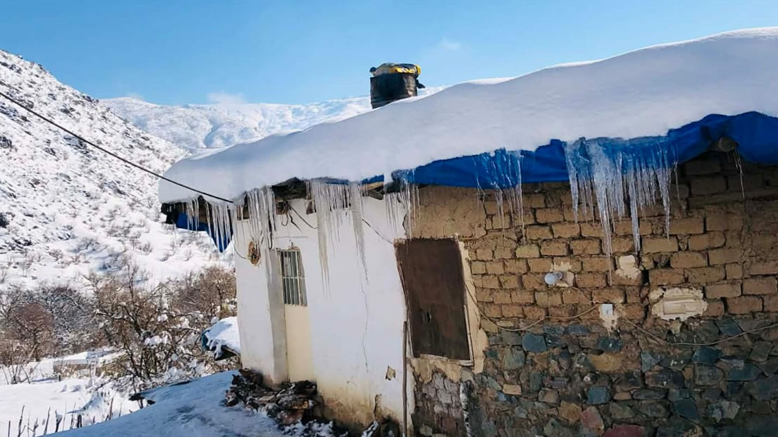 بياضٌ يمتدُ على مدّ البصر.. قرية گزنەی بالكايتي تودعُ العام بحلّتها الجديدة