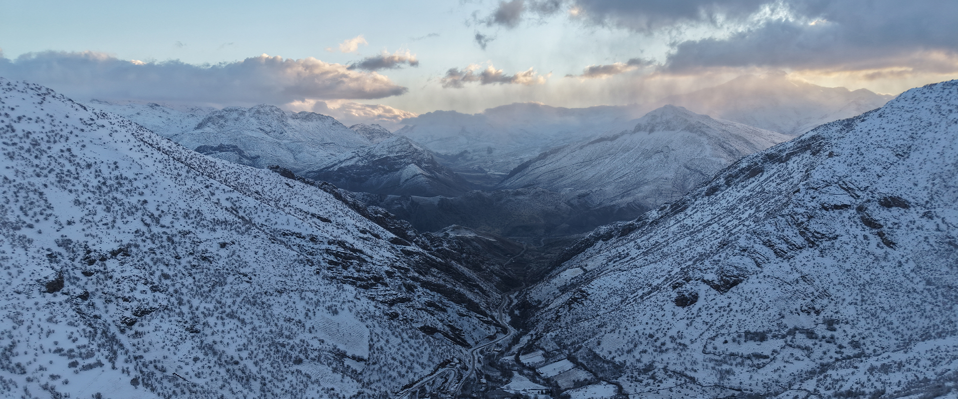 بەفر دەرگەڵەی سپی پۆش کرد