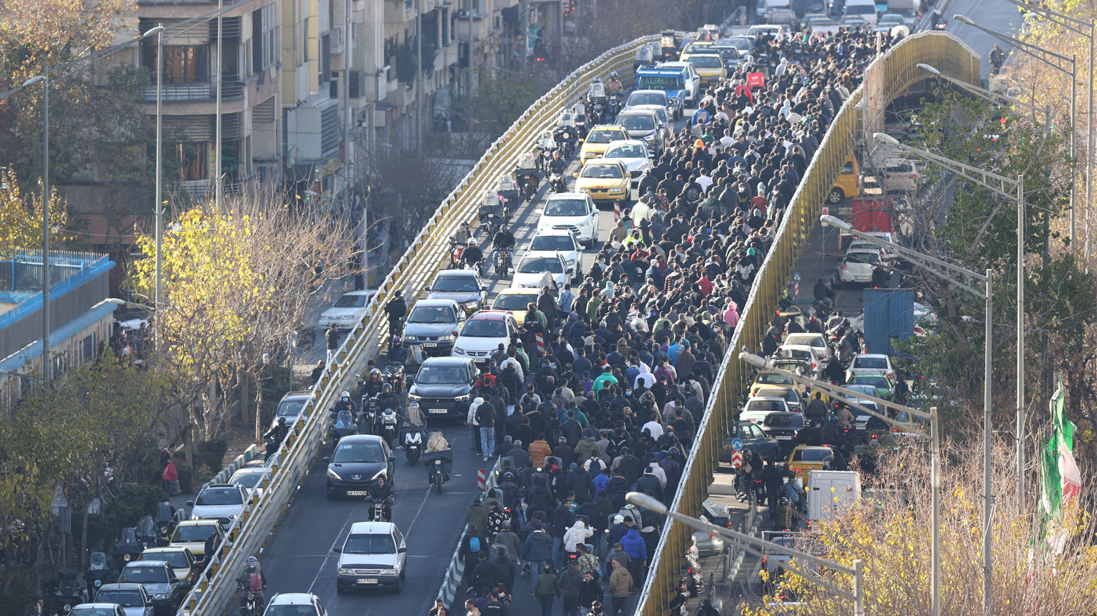 أصحاب المتاجر والتجار خلال احتجاج على الأوضاع الاقتصادية والعملة الإيرانية المتعثرة في طهران (فرانس برس)