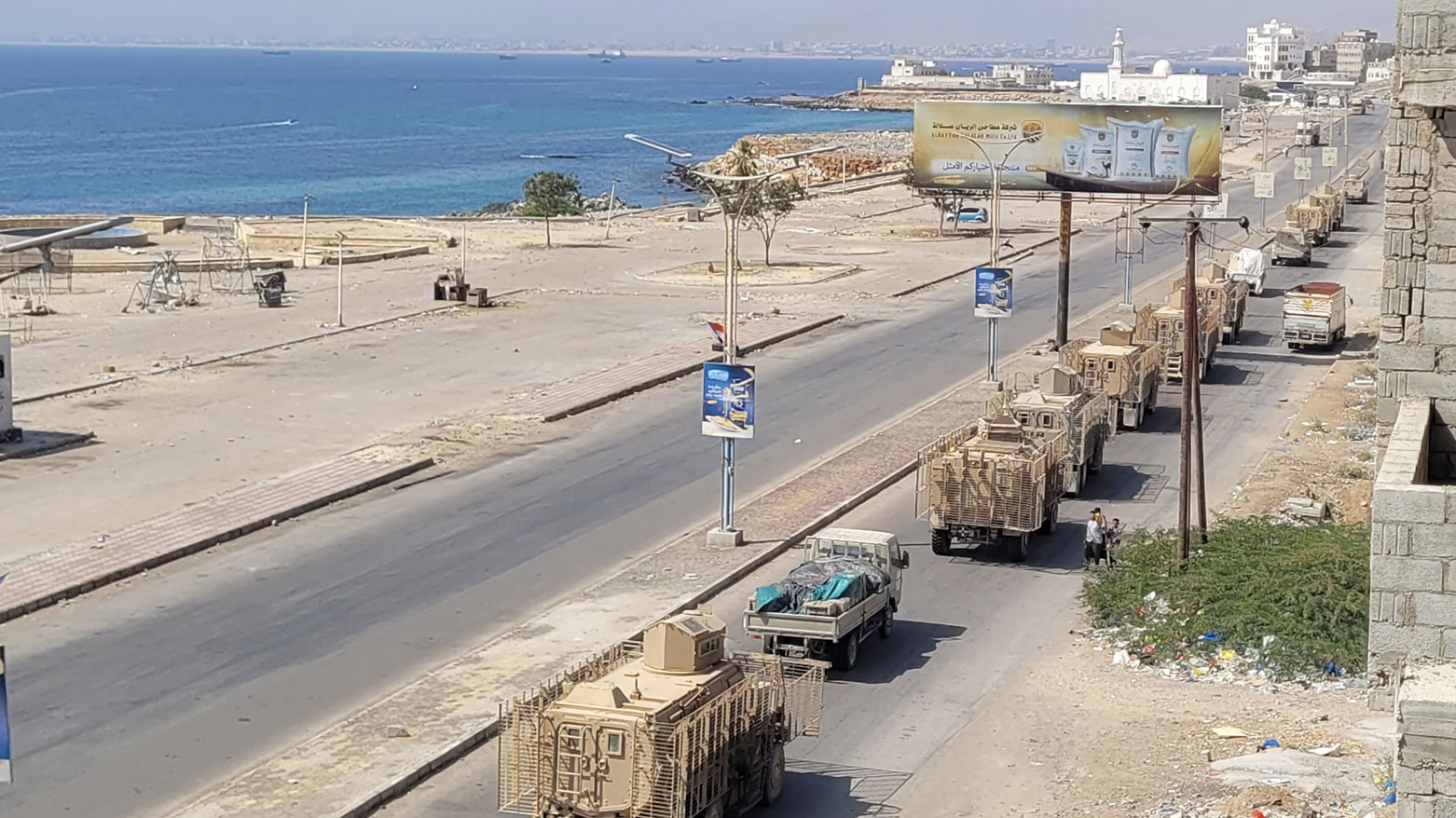 قافلة من المركبات المدرعة تشق طريقها على طول أحد شوارع مدينة المكلا الساحلية جنوب اليمن (فرانس برس)