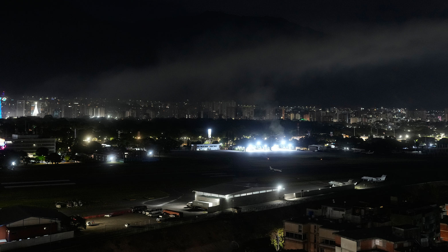 بەرزبوونەوەی دووکەڵ لە چەند شوێنێکی پایتەختی ڤەنزوێلا