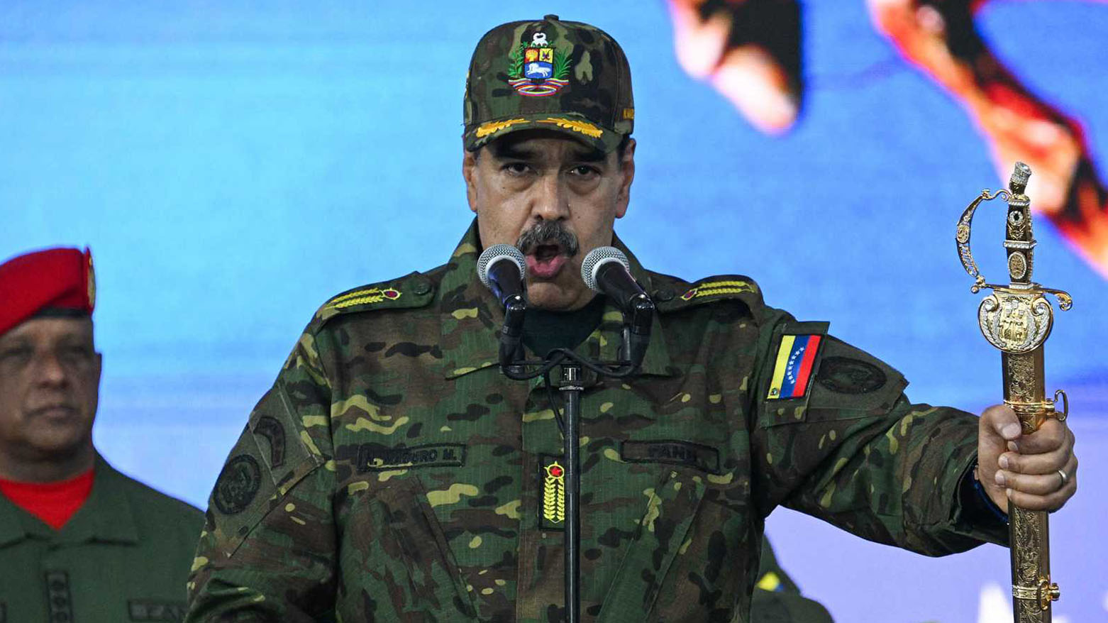 مادورو يعلن حالة الطوارئ ويدعو إلى التعبئة