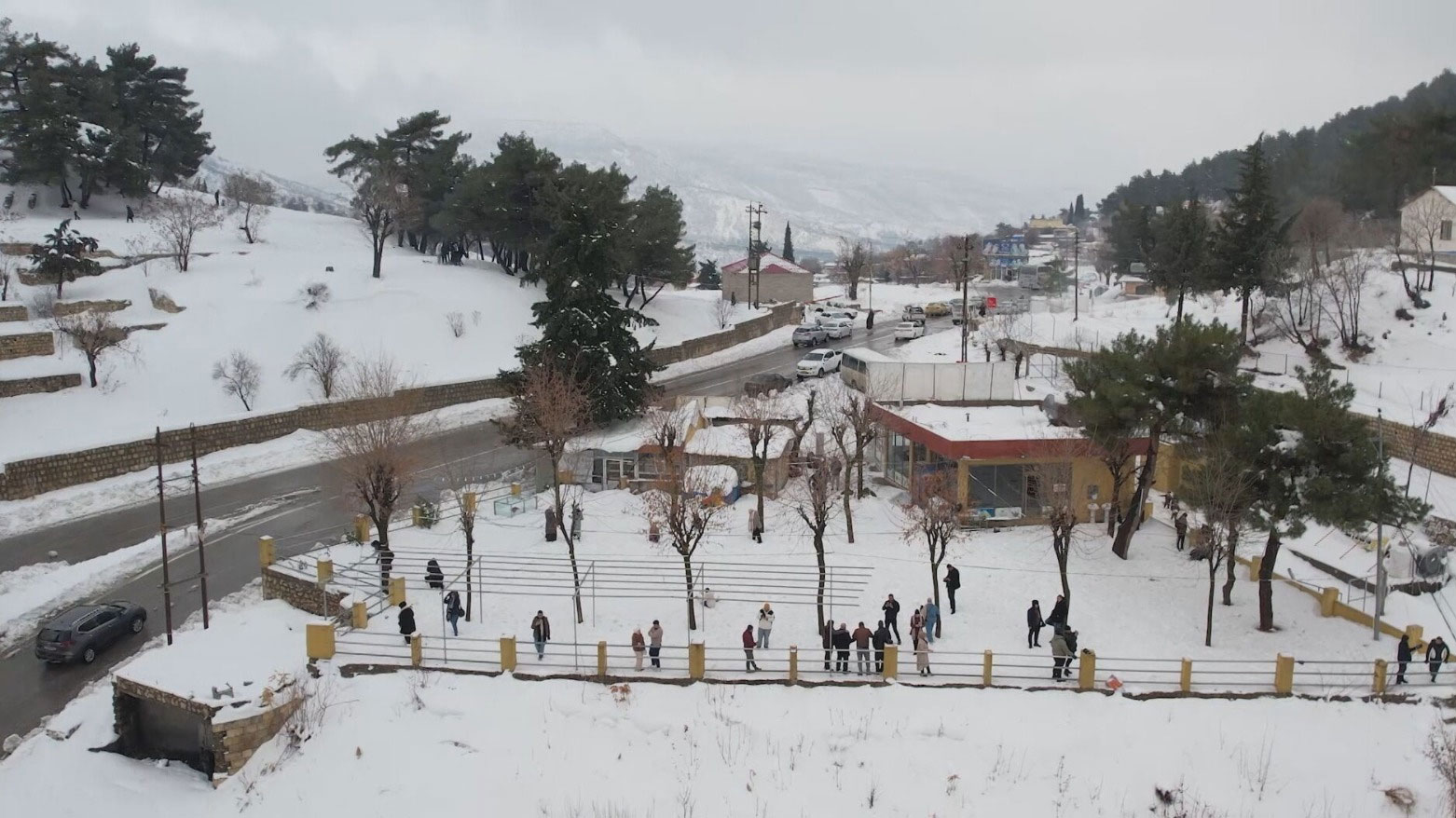 ثلوج دهوك تتحول إلى مزار سياحي.. آلاف الوافدين من وسط وجنوب العراق يستمتعون بالأجواء الشتوية
