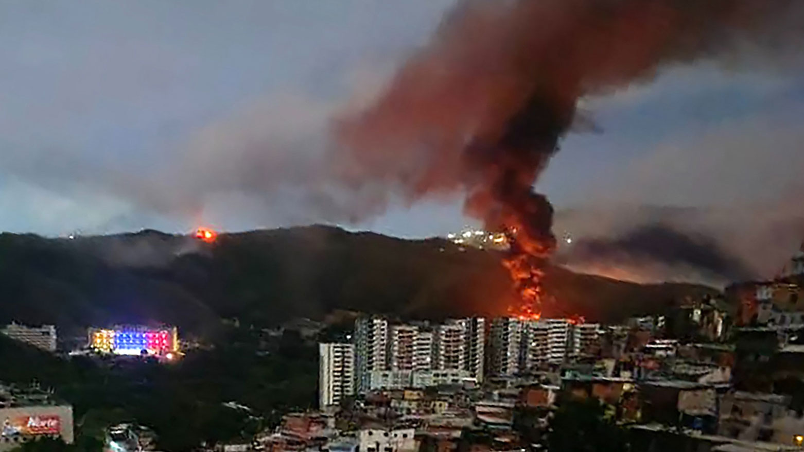 فنزويلا تتهم الولايات المتحدة بـ"قصف مناطق سكنية" (وزير الدفاع)