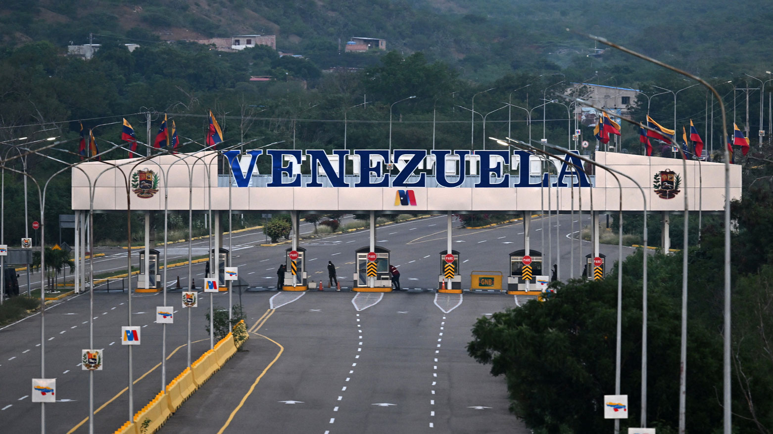 مدخل جسر أتاناسيو جيراردوت الحدودي مع فنزويلا في كوكوتا، كولومبيا (فرانس برس)