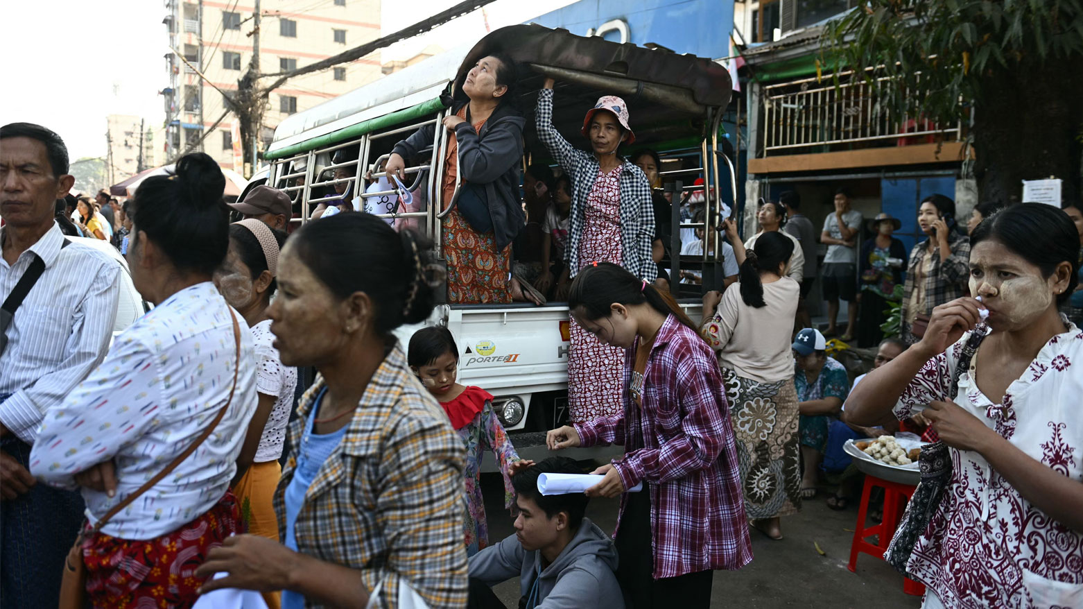 ينتظر الأقارب إطلاق سراح السجناء خلال عفو سنوي بمناسبة عيد استقلال ميانمار خارج سجن إنسين في يانغون (فرانس برس)