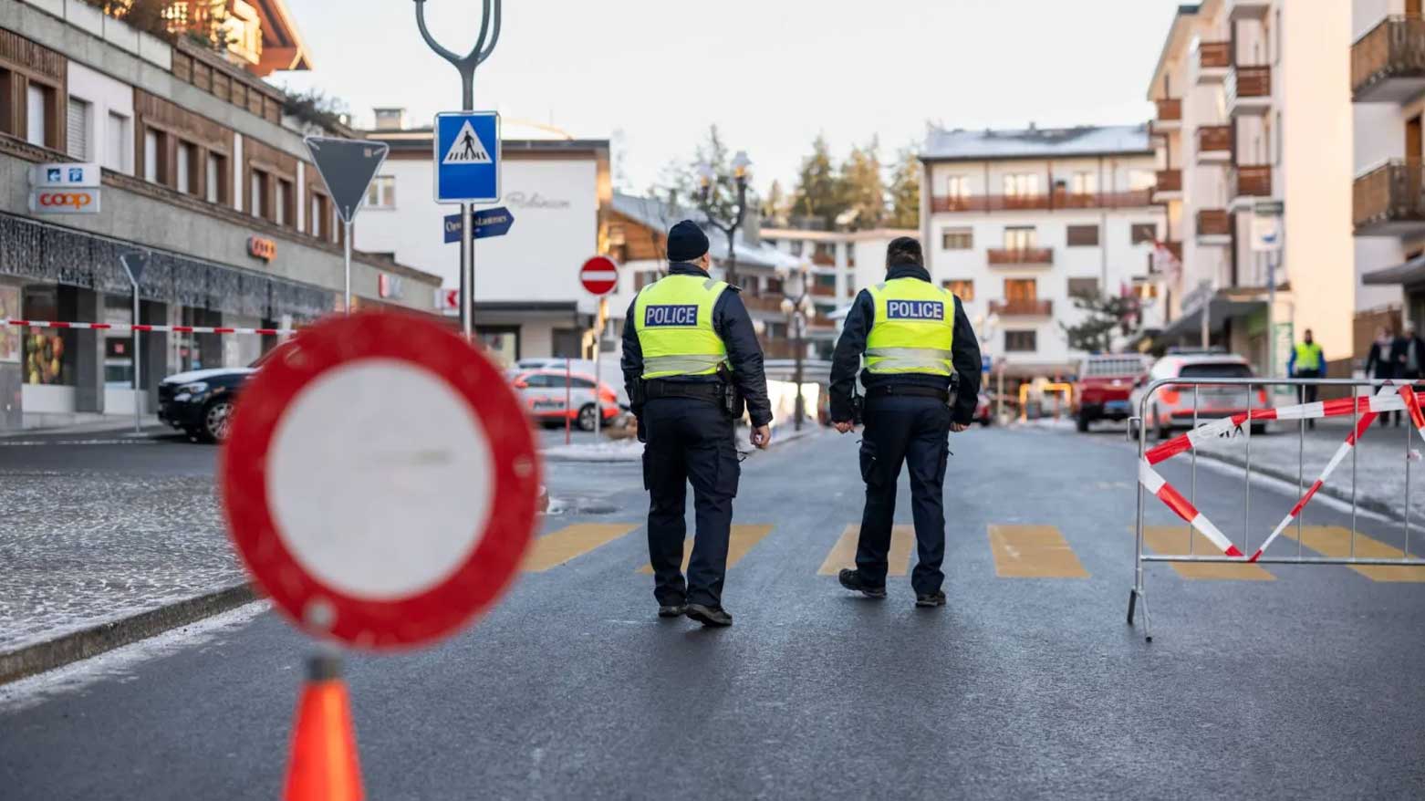 دوو پۆلیس لە شەقامێکی شارۆچکەی کرانس مۆنتانا. سەرچاوە: ڕۆیتەرز