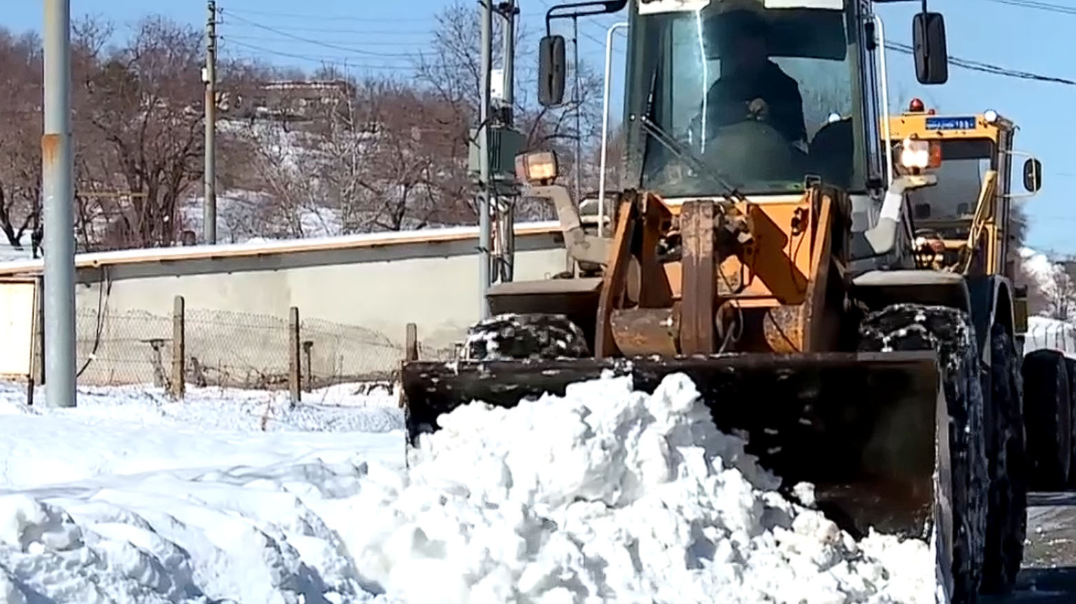 على مدار 24 ساعة.. فرق الطوارئ في دهوك تسابق الزمن لفك حصار الثلوج وتأمين الطرق
