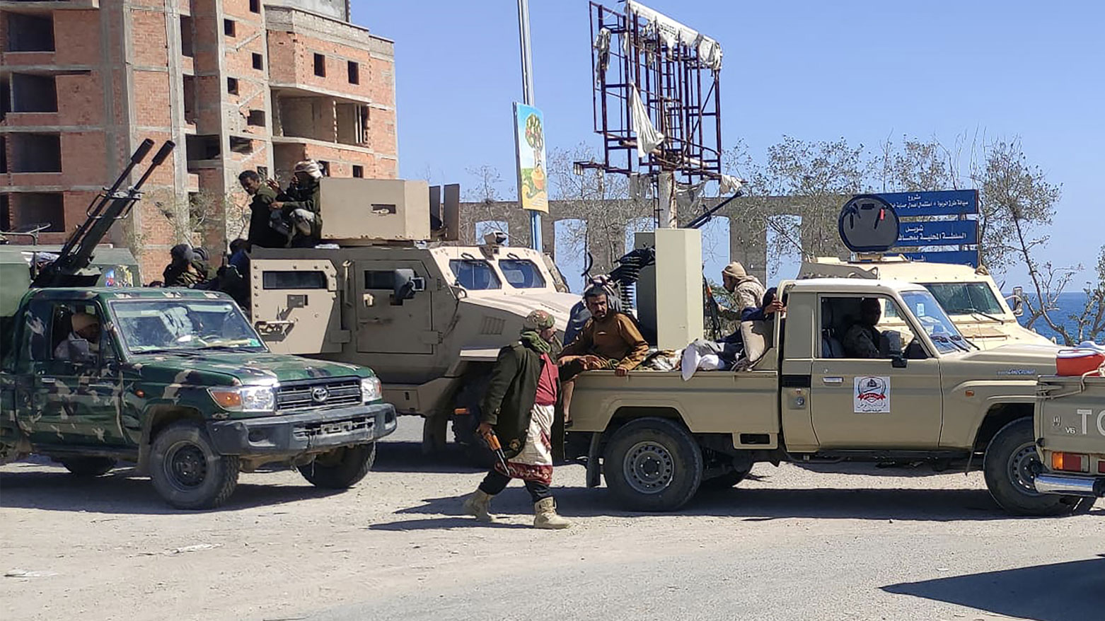 قوات مدعومة من السعودية منتشرة في مدينة المكلا في محافظة حضرموت الساحلية الجنوبية في اليمن (فرانس برس)