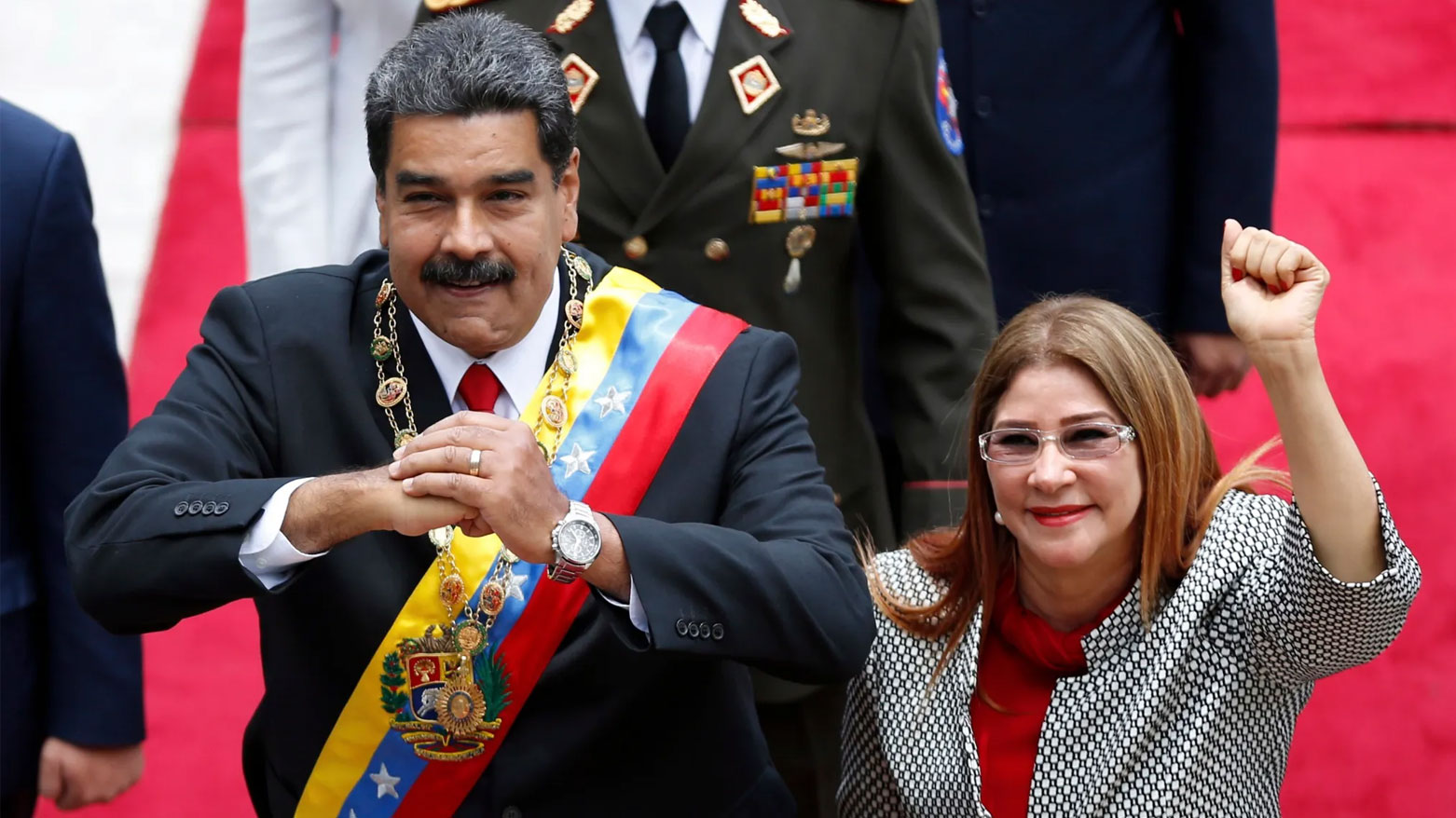 مادورو وزوجته يحييان الصحفيين لدى وصولهما لحضور جلسة مع الجمعية التأسيسية في كاراكاس، فنزويلا عام 2018 (أسوشتيدبرس)